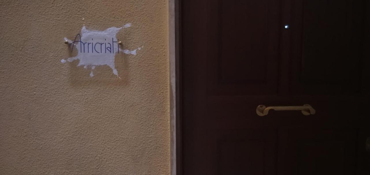 The Holiday House - Arricriati ตราปานี ภายนอก รูปภาพ